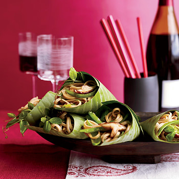 Shiitake and scallion lo mein, Asian-inspired recipe, Fusion flavors, Tasty noodle dish HD phone wallpaper