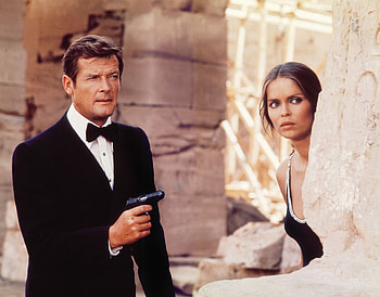 Roger Moore, Barbara Bach, Egypt location, Spy Who Loved Me HD wallpaper