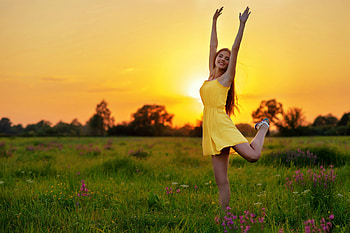 Welcoming the New Day, model, smile, redhead, dress, sunrise HD wallpaper