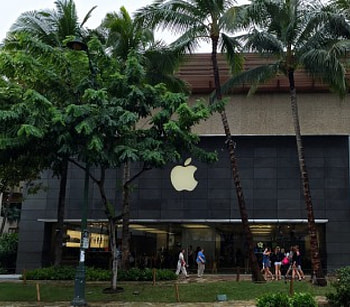 Apple shop Waikiki Beach, Hawaii, colorful, hawai, tech, waikiki, sign, company, store, new, palms, avenue, hot, beautiful, , summer, , shop, green, apple, computer HD wallpaper