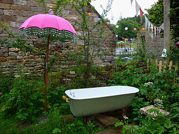 Bathtime in the rain, rain, bath, parosol, nature, bathtime HD wallpaper