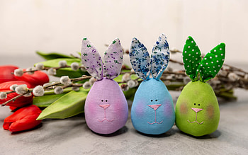 Easter, spring, easter bunnies, Easter eggs, Happy Easter, red tulips, spring flowers HD wallpaper
