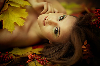 Autumn Chic Look, leaves, eyes, berries, autumn, beautiful, girl, chic HD wallpaper