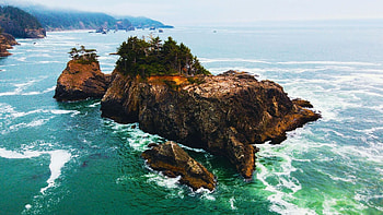 An aerial survey from a secret beach in Oregon, sea, trees, water, rocks, usa HD wallpaper