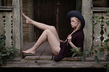 Cowgirl with Sexy Legs, model, cowgirl, blonde, legs, hat HD wallpaper