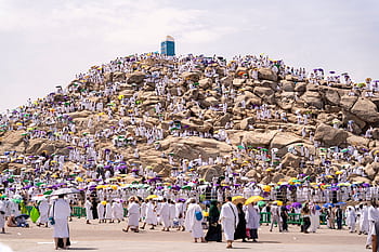 Thousands of pilgrims at Mount Arafat during Hajj, the annual Islamic pilgr in Mecca, Saudi Arabia. HD wallpaper