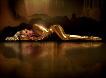 SHINNY REFLECTION GOLD, sexy, soft, beautiful, gold, dress, shinny, woman, reflection, pretty HD wallpaper