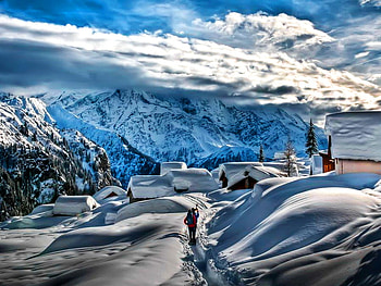 Mountain village in winter, winter, slope, sunny winter day, r, houses, mountain, snow, cabins, clouds, sky, village HD wallpaper