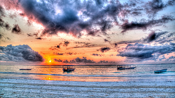 Amazing Sky, blue, boat, colorful, sand, sunlight, colors, peaceful, sunrise, beauty, beach, sailboats, waves, reflection, boats, amazing, sun, ocean, sunset, sea, beautiful, sailboat, view, clouds, sailing, nature, sky, lovely, splendor HD wallpaper