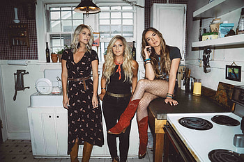 Cowgirls Kitchen, cowgirls, ranch, blondes, kitchen, brunettes, boots HD wallpaper