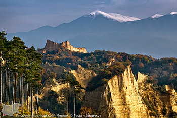 Sand Pyramids of Melnik, graphy, snow, bulgaria, top, trees, mountain HD wallpaper