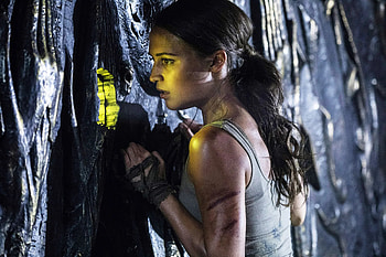 Tomb Raider movie review, Alicia Vikander's captivating performance, Thrilling jungle adventure HD wallpaper