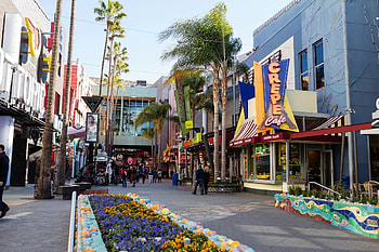 Universal Studios Hollywood, Park communication, Visitor updates, Theme park news HD wallpaper