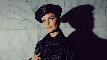 Mena Suvari, Book on darkness, New York Times HD wallpaper
