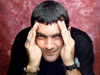 Antonio Banderas, sexy, smile, pretty eyes, actor, director, cute, hands, male HD wallpaper