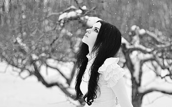 Snowflake, winter, white, eyes, bw, girl, beautiful, black hair, woman, white dress, snow, black and white HD wallpaper