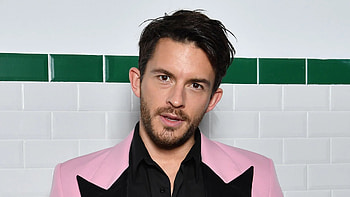 Jonathan Bailey, Pressure to suppress sexuality, TV Shows HD wallpaper