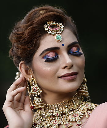 Close-up portrait of an Indian bride with exquisite jewelry and makeup. HD phone wallpaper