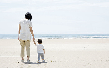 Shore, Bank, Miscellanea, Miscellaneous, Stroll, Kid, Tot, Child, Mother HD wallpaper