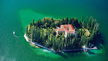 wonderful island in green waters, island, boat, trees, green water, mansion HD wallpaper