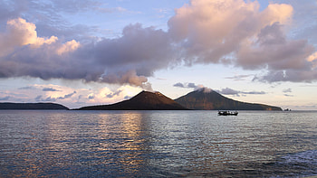 Indonesian volcano collapse, Tsunami warning, Fear factor, Geological instability HD wallpaper