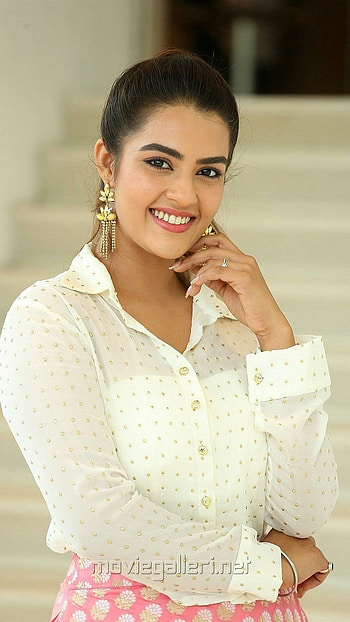 Kavya Thapar, Tollywood Actress HD phone wallpaper