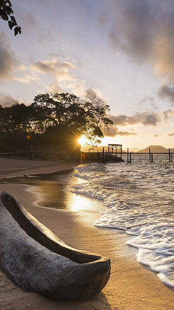 Dugout canoe, Small beach, Mumbo island, Lake Malawi national park HD phone wallpaper