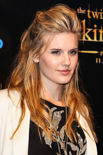 Maggie Grace, Breaking , , Backgrounds HD phone wallpaper