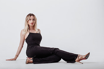 Black Dress Blonde Girl Pose Sitting Floor, black-dress, blonde, girls, model HD wallpaper