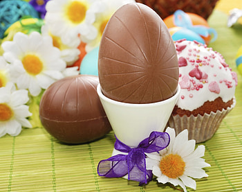 Easter Treats, Easter, chocolate, ribbon, eggs, daisies, candy, still life, chocolate eggs, hearts, flowers, cupcake, bow HD wallpaper