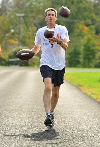 Rugby balls, Juggling HD phone wallpaper