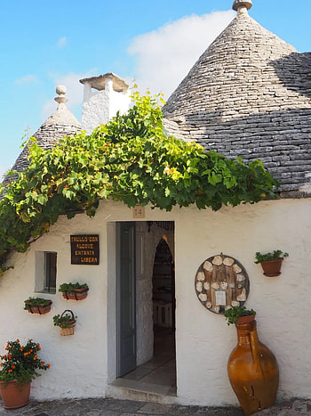 Charming trulli houses, Pizza in Hobbit-like town HD phone wallpaper
