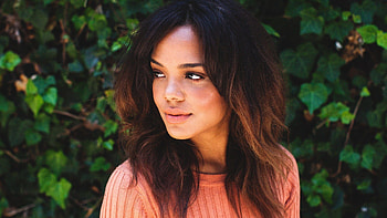 Tessa Thompson, Movie star, Powerful performances, Versatile talent HD wallpaper