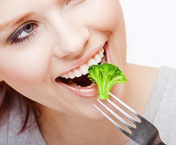 Amazing Wellness!, smile, beautiful, woman, healthy, green, young, broccoli, amazing, wellness, habit HD wallpaper