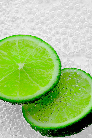 Green lemon slices, bubbles, close up HD phone wallpaper