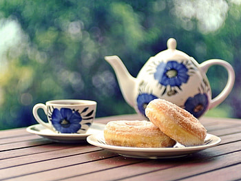 in the table, glare, donuts, table, wood, glass, afternoon HD wallpaper