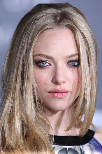 Amanda Seyfried, Hollywood actress HD phone wallpaper