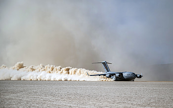 Boeing C-17 Globemaster III, American military transport aircraft, USAF, desert landing, C-17, american military aircraft HD wallpaper