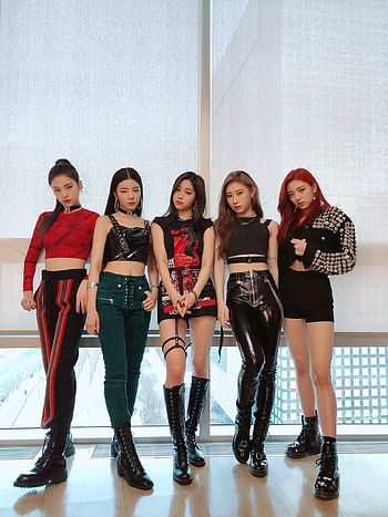 ITZY (K-pop), On Twitter, Kpop outfits, Fashion HD phone wallpaper
