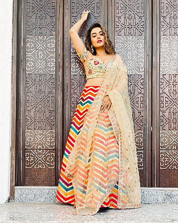 Akshara Singh, fashion design, bhojpuri, day dress, lahanga HD phone wallpaper