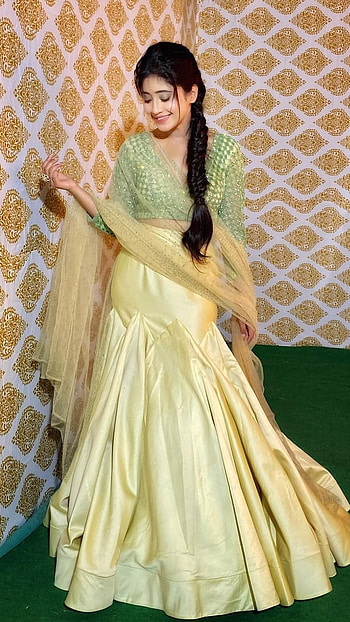 Shivangi Joshi, Serial Heroine HD phone wallpaper