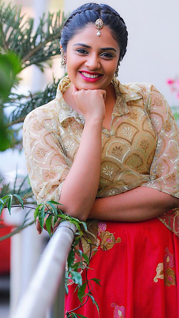 Sreemukhi, telugu actress, anchor HD phone wallpaper