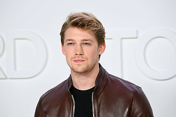 Joe Alwyn, Taylor Swift, Grammy win, Latest news HD wallpaper