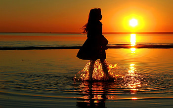 WATER FUN, horizon, distance, sky, sillhoutte, girl, water, spray, smooth surface HD wallpaper