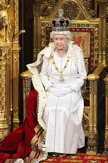 Elizabeth II (Celebs), Queen Elizabeth , Stunning background, Royal beauty HD phone wallpaper