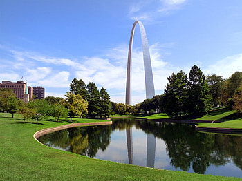 Gateway Arch St. Louis Missouri, grass, gateway, city, arch HD wallpaper
