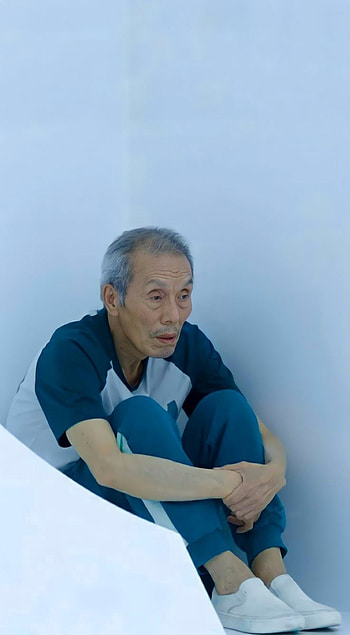 Squid Game Oh Il-nam, 001, kdrama, knee, squid game, Oh Il-nam, sitting HD phone wallpaper