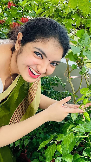 Malavika Nair, malayalam actress, cleavage HD phone wallpaper