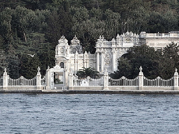 dolmabahce palas ,istanbul, sea, turkey, istanbul, palace HD wallpaper