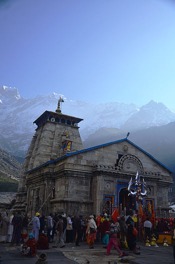 Stunning view of Kedarnath Temple with pilgrims and majestic Himalayas in the backdrop, Uttarakhand, India. HD phone wallpaper